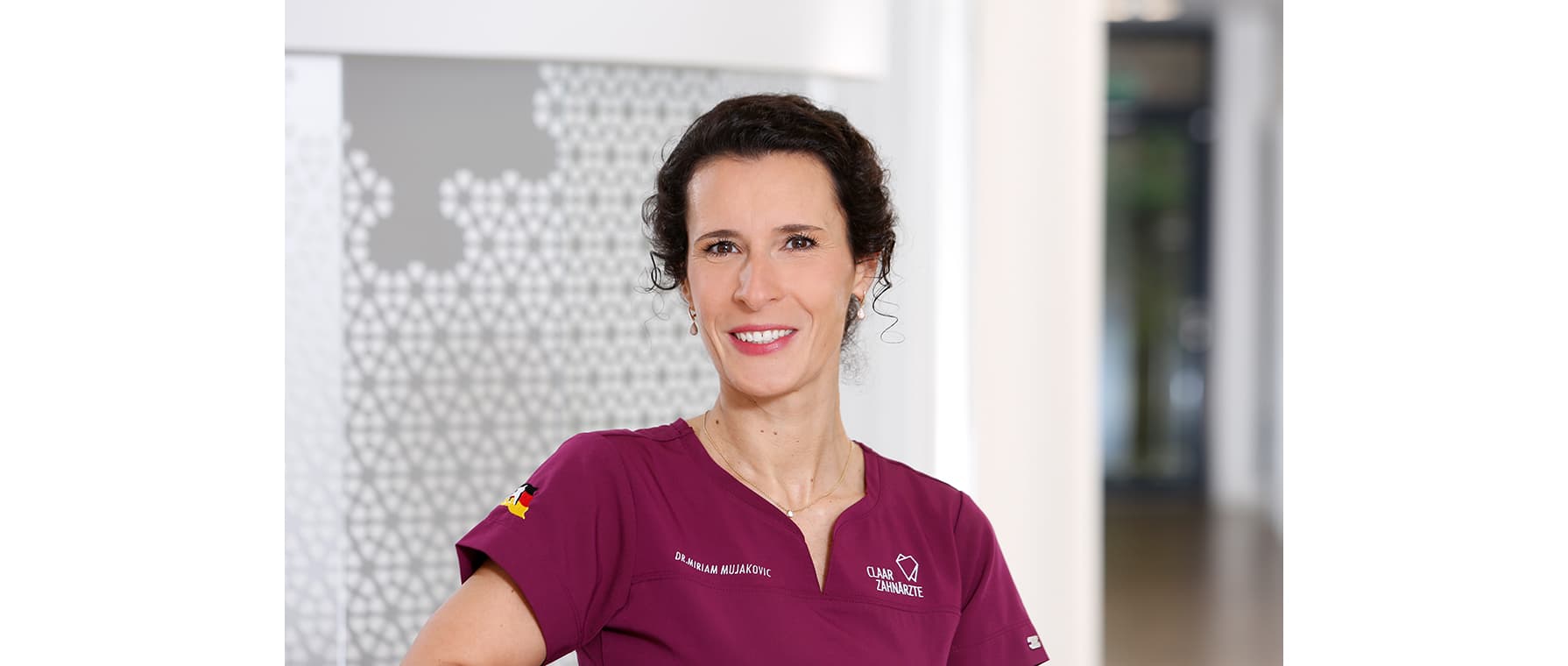 Portrait von Dr. Mirjam Mujakovic, Angestellte Zahnärztin bei Dres. Claar & Kollegen Kassel